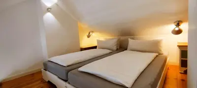 Ein Bett oder Betten in einem Zimmer der Unterkunft LoggiaHaus am Schloss, 5 Ferienwohnungen, teils mit Schloss- und Seeblick