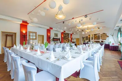 Ein Restaurant oder anderes Speiselokal in der Unterkunft Bergschlößchen