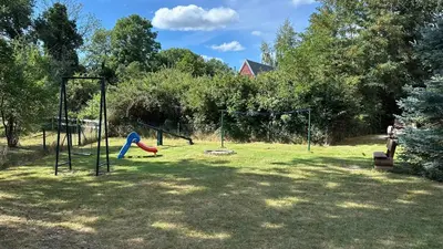 Ein Kinderspielbereich in der Unterkunft Finnhütten Waldesruh