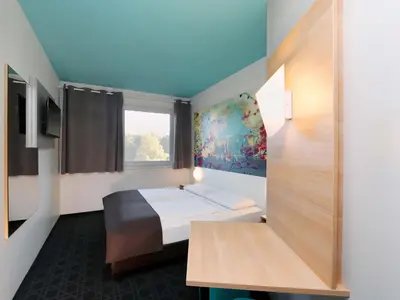 Ein Bett oder Betten in einem Zimmer der Unterkunft B&B Hotel Potsdam
