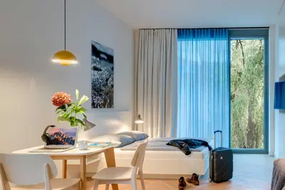 Ein Sitzbereich in der Unterkunft smartments Berlin City West