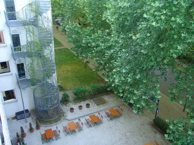 Ein Garten an der Unterkunft enjoy hostel Berlin City West
