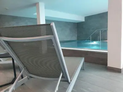 Der Swimmingpool an oder in der Nähe von Hotel the YARD Berlin
