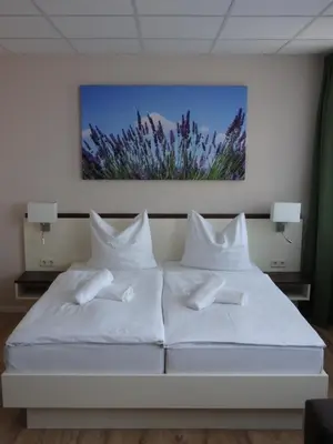 Ein Bett oder Betten in einem Zimmer der Unterkunft Garni Hotel Lavendelhof