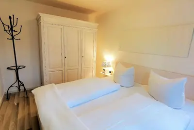 Ein Bett oder Betten in einem Zimmer der Unterkunft Ferienwohnung Elke am Kurfürstensteg