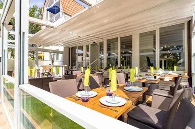 Ein Sitzbereich in der Unterkunft Ferienwohnung Christiane in der Villa zum Kronprinzen direkt gegenüber der SaarowTherme