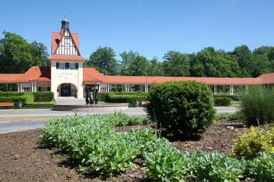 Ein Garten an der Unterkunft Ferienwohnung Christiane in der Villa zum Kronprinzen direkt gegenüber der SaarowTherme