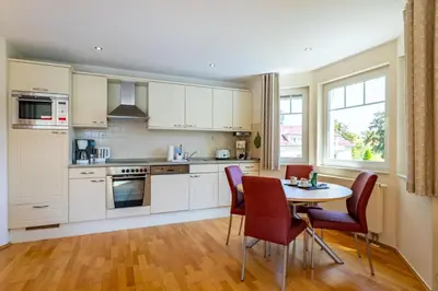 Küche/Küchenzeile in der Unterkunft Ferienwohnung Christiane in der Villa zum Kronprinzen direkt gegenüber der SaarowTherme
