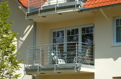 Ein Balkon oder eine Terrasse in der Unterkunft Ferienwohnung Juliane in der Villa zum Kronprinzen direkt gegenüber der Saarow Therme