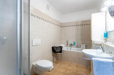 Ein Badezimmer in der Unterkunft Ferienwohnung Juliane in der Villa zum Kronprinzen direkt gegenüber der Saarow Therme