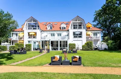 Ein Garten an der Unterkunft Ferienwohnung Juliane in der Villa zum Kronprinzen direkt gegenüber der Saarow Therme