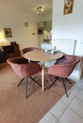 Küche/Küchenzeile in der Unterkunft Ferienwohnung Juliane in der Villa zum Kronprinzen direkt gegenüber der Saarow Therme