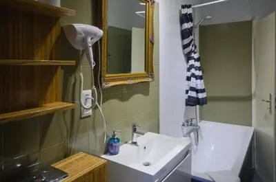 Ein Badezimmer in der Unterkunft Altbauwohnung mit 3 Bädern (PB6)