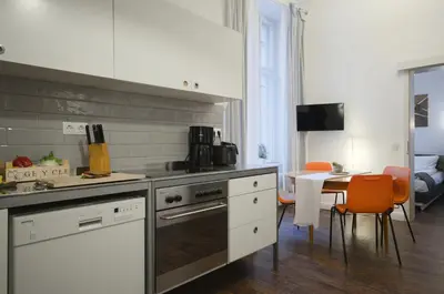 Küche/Küchenzeile in der Unterkunft Altbauwohnung mit 3 Bädern (PB6)