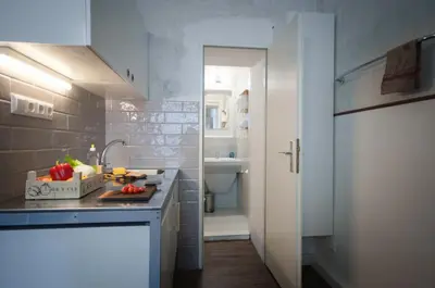 Küche/Küchenzeile in der Unterkunft Altbauwohnung mit 3 Bädern (PB6)