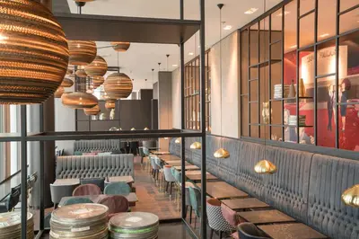 Ein Sitzbereich in der Unterkunft Motel One Berlin-Upper West