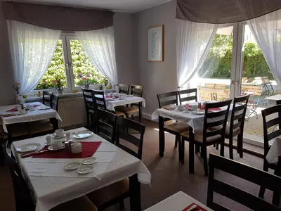 Ein Restaurant oder anderes Speiselokal in der Unterkunft Pension zum Birnbaum