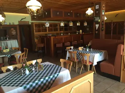 Ein Restaurant oder anderes Speiselokal in der Unterkunft Hotel Schützenhaus