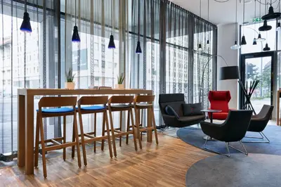 Ein Sitzbereich in der Unterkunft Holiday Inn Express - Berlin - Alexanderplatz by IHG