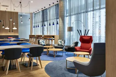 Ein Sitzbereich in der Unterkunft Holiday Inn Express - Berlin - Alexanderplatz by IHG