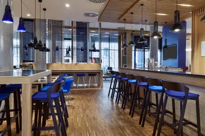 Ein Restaurant oder anderes Speiselokal in der Unterkunft Holiday Inn Express - Berlin - Alexanderplatz by IHG