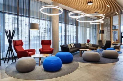 Ein Sitzbereich in der Unterkunft Holiday Inn Express - Berlin - Alexanderplatz by IHG