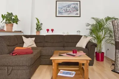 Ein Sitzbereich in der Unterkunft Ferienwohnung Am Nauener Tor