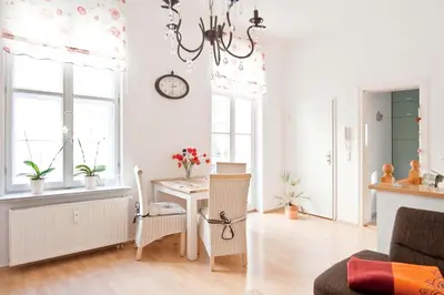 Ein Sitzbereich in der Unterkunft Ferienwohnung Am Nauener Tor