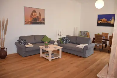 Ein Sitzbereich in der Unterkunft BerlinBerlin
