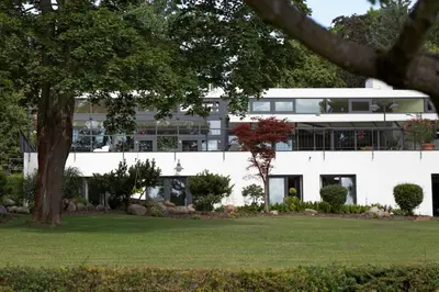 Ein Garten an der Unterkunft Wassersport-Appartements am Stößensee