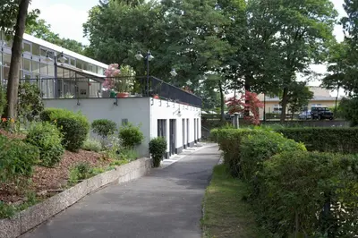 Ein Garten an der Unterkunft Wassersport-Appartements am Stößensee