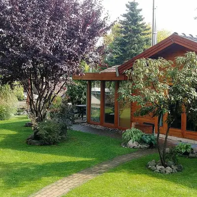 Ein Garten an der Unterkunft Pension an der Elsterbrücke