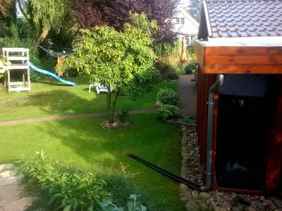 Ein Garten an der Unterkunft Pension an der Elsterbrücke