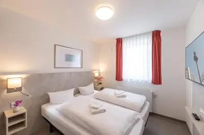 Ein Bett oder Betten in einem Zimmer der Unterkunft TRIO Apartment Hotel Berlin