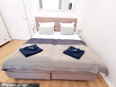 Ein Bett oder Betten in einem Zimmer der Unterkunft KVH by ROCKCHAIR Apartments l SUPERHOST Status l Boxspringbett am Schloss Charlottenburg welcomes you!
