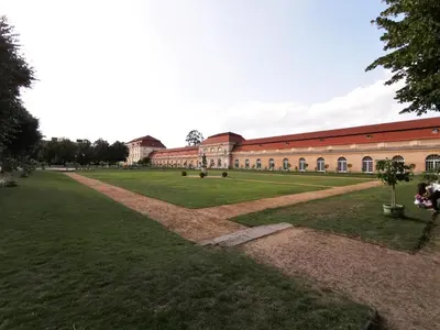 Ein Garten an der Unterkunft KVH by ROCKCHAIR Apartments l SUPERHOST Status l Boxspringbett am Schloss Charlottenburg welcomes you!