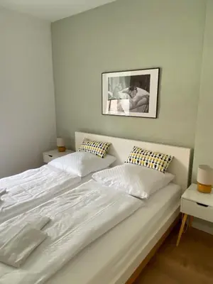 Ein Bett oder Betten in einem Zimmer der Unterkunft Ferienwohnungen auf der Insel am Cafe Jacob