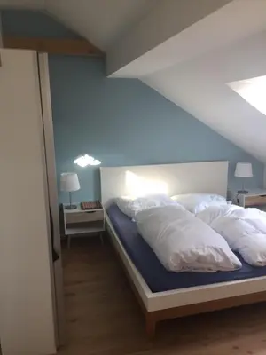 Ein Bett oder Betten in einem Zimmer der Unterkunft Ferienwohnungen auf der Insel am Cafe Jacob
