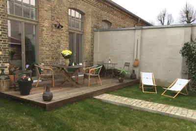 Ein Garten an der Unterkunft Ferienwohnungen auf der Insel am Cafe Jacob