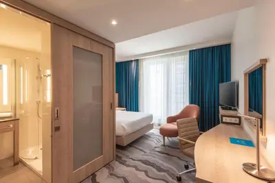 Ein Bett oder Betten in einem Zimmer der Unterkunft Hampton by Hilton Berlin City Centre Alexanderplatz