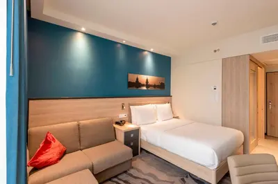 Ein Bett oder Betten in einem Zimmer der Unterkunft Hampton by Hilton Berlin City Centre Alexanderplatz