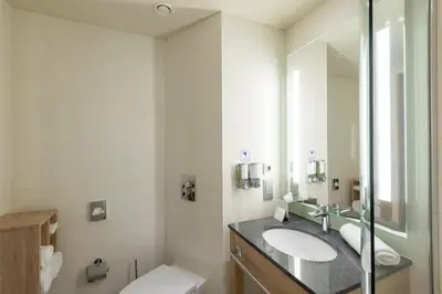 Ein Badezimmer in der Unterkunft Hampton by Hilton Berlin City Centre Alexanderplatz