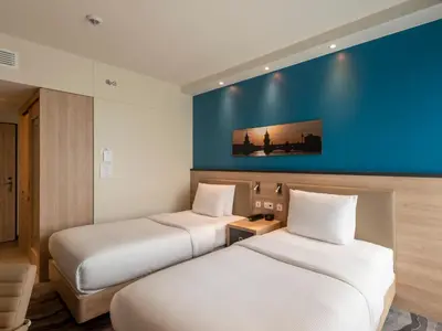 Ein Bett oder Betten in einem Zimmer der Unterkunft Hampton by Hilton Berlin City Centre Alexanderplatz