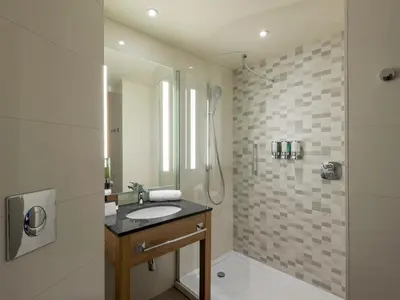 Ein Badezimmer in der Unterkunft Hampton by Hilton Berlin City Centre Alexanderplatz