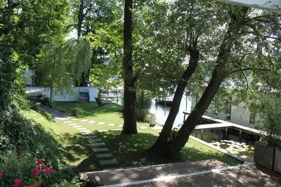 Naturlandschaft in der Nähe des Bootes