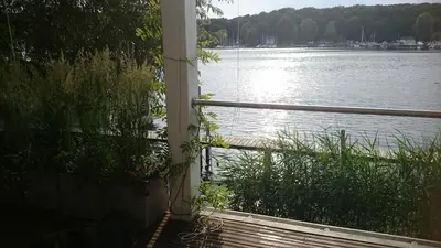 Naturlandschaft in der Nähe des Bootes