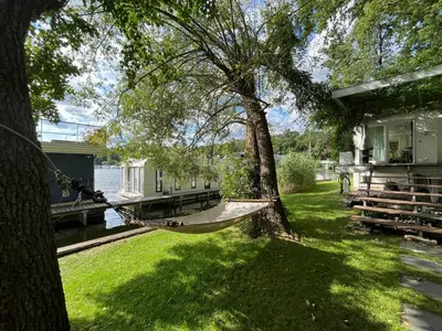 Ein Garten an der Unterkunft Marina Hausboote und Seelodge