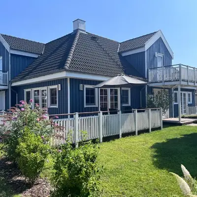 Blaues Haus am See
