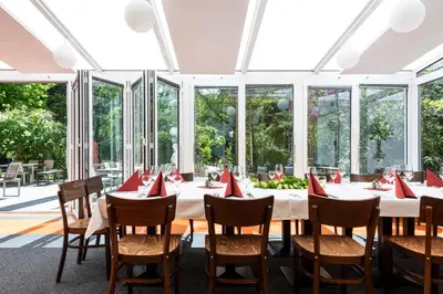 Ein Restaurant oder anderes Speiselokal in der Unterkunft Hotel Grenzfall