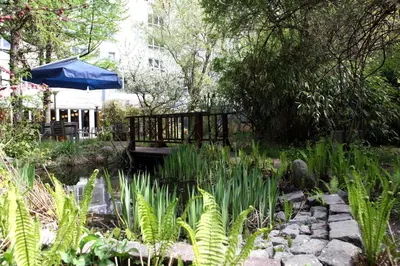 Ein Garten an der Unterkunft Hotel Grenzfall